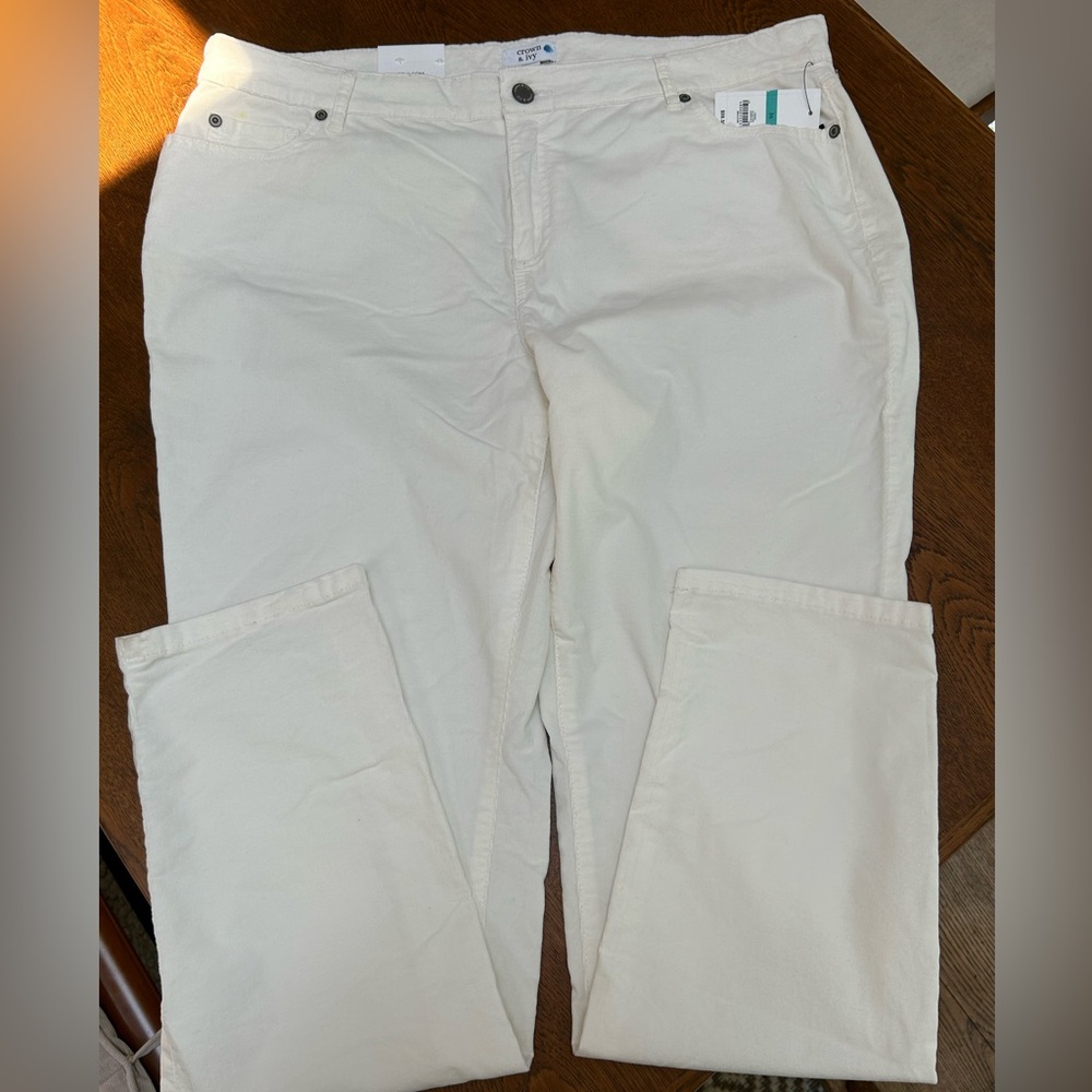 Crown & Ivy Skinny corduroy, jeans style, flat front, zip fly, skinny leg. Sz 16